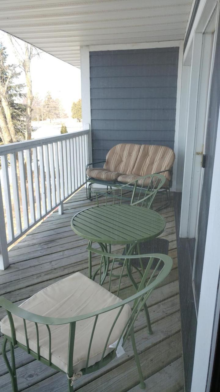 Snug Harbor Inn Sturgeon Bay Exterior photo